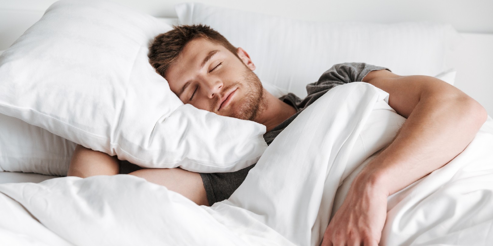 how-to-lucid-dream the-independence Handsome young man sleeping in bed